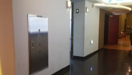 메가박스 안산중앙 장애인화장실 청소도구 수두룩