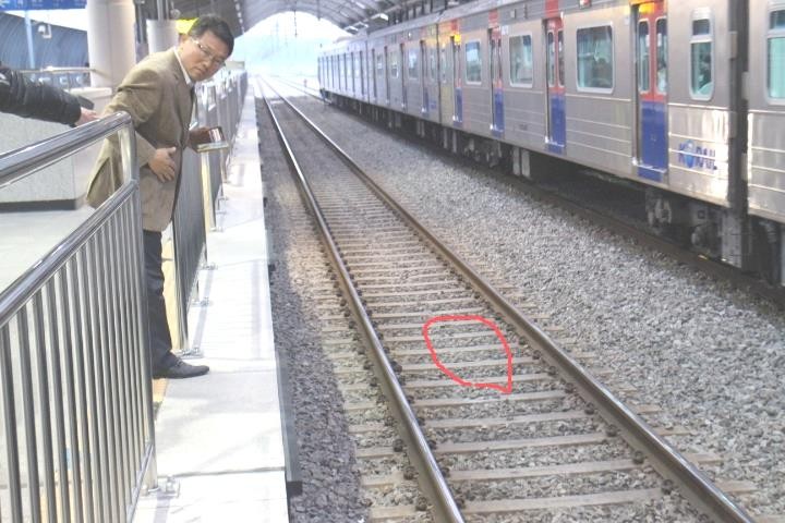 신림선 샛강역서 전동휠체어 추락, 운행 1시간 중지
