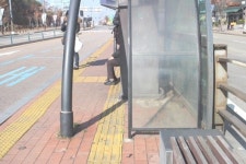 시각장애인 잡는 동탄 버스정류장 점자블록