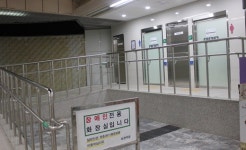 논현역 장애인화장실 ‘불편’ 속 시원히 해결