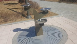 서울동부지법 앞 그린공원 선형블록 무용지물