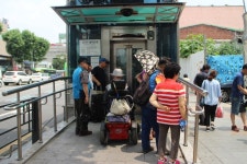 종로5가역 반쪽 엘리베이터 설치, 장애인 고통