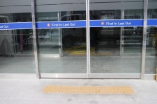  장애인 불편 주는 신축 단양소방서의 출입문