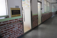 거창장애인복합문화관 출입문 여닫이 수두룩