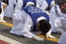 발달장애 부모들 삭발에 이어 삼보일배까지 대표 이미지