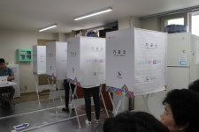 휠체어 사용 장애인 불편 겪은 안산 투표소
