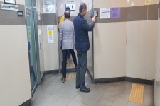 을지로3가역 화장실 점자블록 설치 위치 이래서야