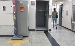 시각장애인 안전사고 우려 신논현역 화장실 입구 