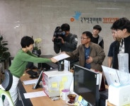 “수어통역사 없는 기자회견·브리핑 장애차별”