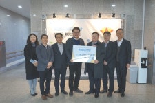 KDB산업은행, 화성시아르딤복지관에 연말 후원금 전달