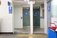 시각장애인 점자표지판 인지 힘든 가산디지털단지역 화장실