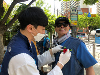 어버이날을 맞아 카네이션을 달아드리는 행사