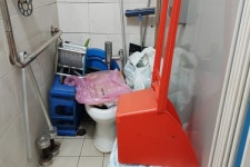 창고로 사용되는 상가 장애인화장실 이래서야