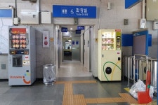 소요산역 화장실 점자블록 위 휴지통·자판기 이래서야