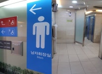 男화장실 안에 女장애인화장실이? “모멸감”