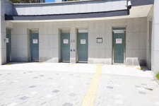 아쉬운 덕양구 지축근린공원 화장실 장애인 편의