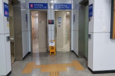 휠체어 대변기 접근 힘든 청평역 장애인화장실