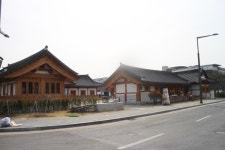 장애물 없는 수원시 팔달문화센터 장애인 이용 불편