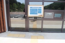 새롭게 건립된 이충무공 묘소관리사무소 장애인 편의 일부 미흡