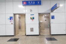 청평역 화장실 입구 벽면 점자표지판 앞 점자블록 미설치 문제