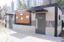 장애인 이용 불편 청주 흥덕구 가경천 산책로 공용화장실