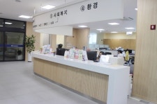 아쉬운 장애물 없는 충주시 호암직동행정복지센터 장애인 편의