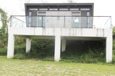 휠체어 접근 힘든 용인 방아리 공중화장실, 내부 장애인 편의도 미흡