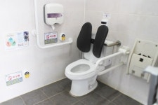 휠체어 접근 힘든 용인 방아리 공중화장실, 내부 장애인 편의도 미흡