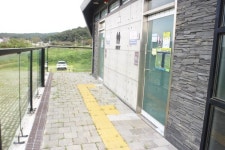 휠체어 접근 힘든 용인 방아리 공중화장실, 내부 장애인 편의도 미흡