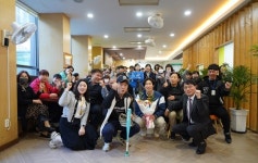 야구선수 이재학, 창원시장애인종합복지관 방문 사인회·봉사활동 진행