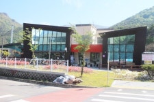 일부 아쉬운 영천시 보현산댐 탐방로 종합안내소 장애인 편의