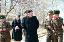 북한 김정은 군 시찰에 동생 김여정 '단독수행'