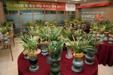 동국대 총장, 축하난 네팔 돕기에 기부
