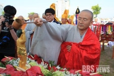 [포토]울산태화강연등축제 - 부처님이운행렬.. 관욕의식