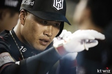 프로야구 KT 위즈 김상현, 차 안에서 여대생보며 음란행위하다 입건