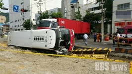 부산 신평동서 시내버스와 트레일러 추돌...7명 경상