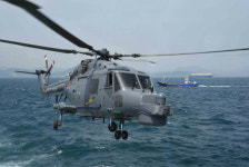동해상 추락 링스헬기(Lynx Helicopter), 탑승3명 생사 아직 확인 안 돼