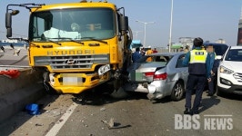 부산 동서고가도로 6중 추돌...6명 부상