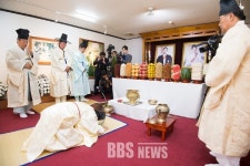 구미·문경서 박정희 대통령 37주기 추도식···참석자 작년보다 줄어