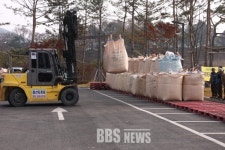 쌀값 폭락에 성난 경북농심 경북신도청에서 볏 가마니 야적 투쟁 돌입