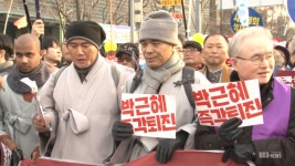 [포토뉴스] 촛불 가득한 광화문...자원봉사 물결도 넘실