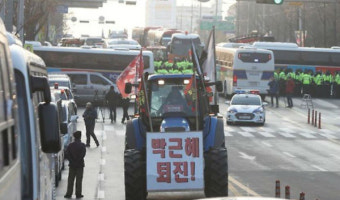 전농 '트랙터 시위대', 경찰과 밤샘 대치 끝 서울 개별 이동