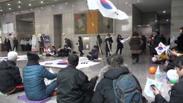 태블릿PC 조작 방심위 농성...경찰 해산 과정에서 스님 옷 벗겨져