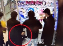 인형뽑기 기계에 몸 집어넣어 인형 절도...5명 입건