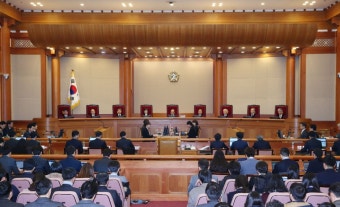 '朴 대통령, 탄핵 심판 출석할까?' 대리인단, 재판관 기피 신청...각하