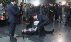 박원순 시장 축사 중 흉기든 70대 남성 난입...자해 소동