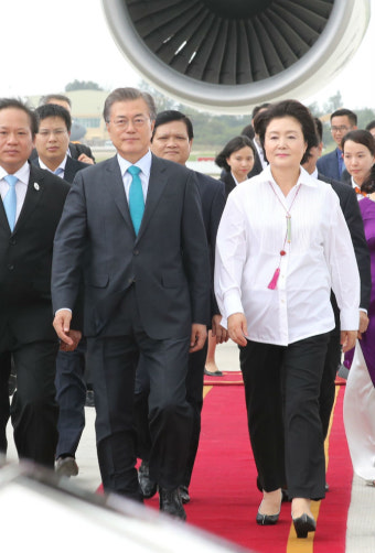 文대통령, 베트남 다낭에 안착…APEC 정상외교 돌입