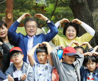문재인 대통령, 청와대서 어린이날 행사...'사랑해요'