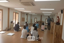 도심 속 천년고찰에서 현대식 불상을 만나다.. 봉은사, 불상 전시회 개최