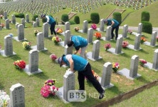 [BBS PLAZA] 원자력환경공단, 호국보훈의 달 앞두고 영천호국원 묘역 정화활동
